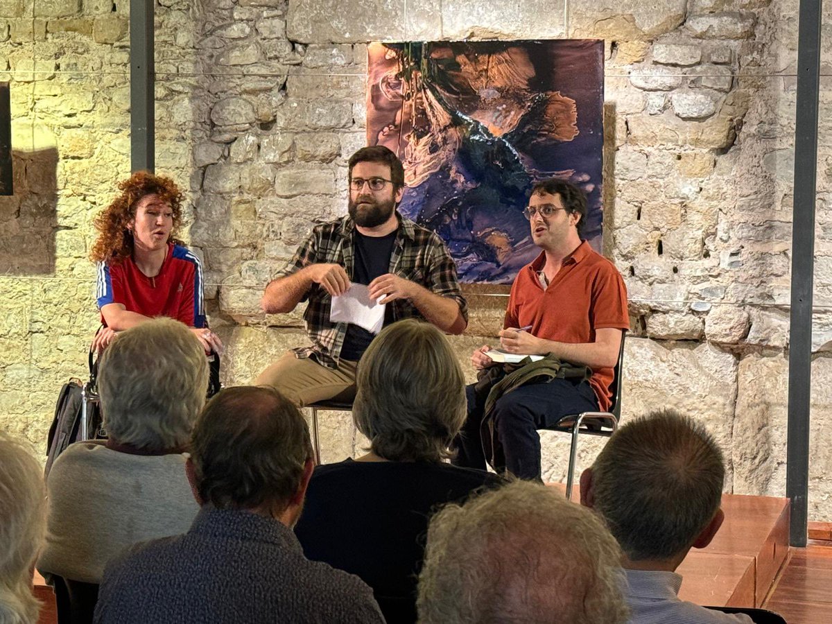 Quina patxoca que fa el Temple Romà per la inauguració de l’Any Salvat-Papasseit a Osona amb @CarlesDachs , Jaume Coll i Raquel Santanera 🫶🏻