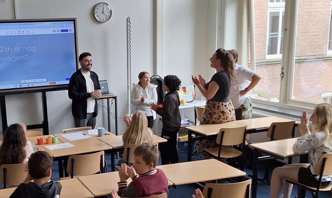 Zondag verzamelde een groep nieuwsgierige en wat zenuwachtige kinderen en ouders zich voor onze eerste proefles van dit jaar. Gastdocent Hamid Amirshahi, tandarts-directeur bij Dental Clinics Burghvliet, vertelde boeiend over zijn wereld. De kinderen hingen aan zijn lippen!