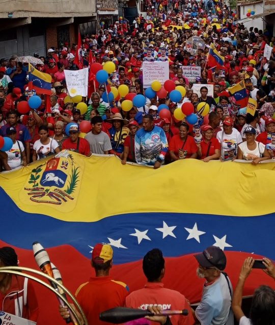 El pueblo de Guarenas, municipio Plaza del estado Miranda, se movilizó en apoyo a las políticas del Presidente Nicolás Maduro, candidato de la Patria, y en rechazo al bloqueo impuesto sobre Venezuela por el gobierno de los EE. UU. #PsuvMiranda #30May n9.cl/6i1qq