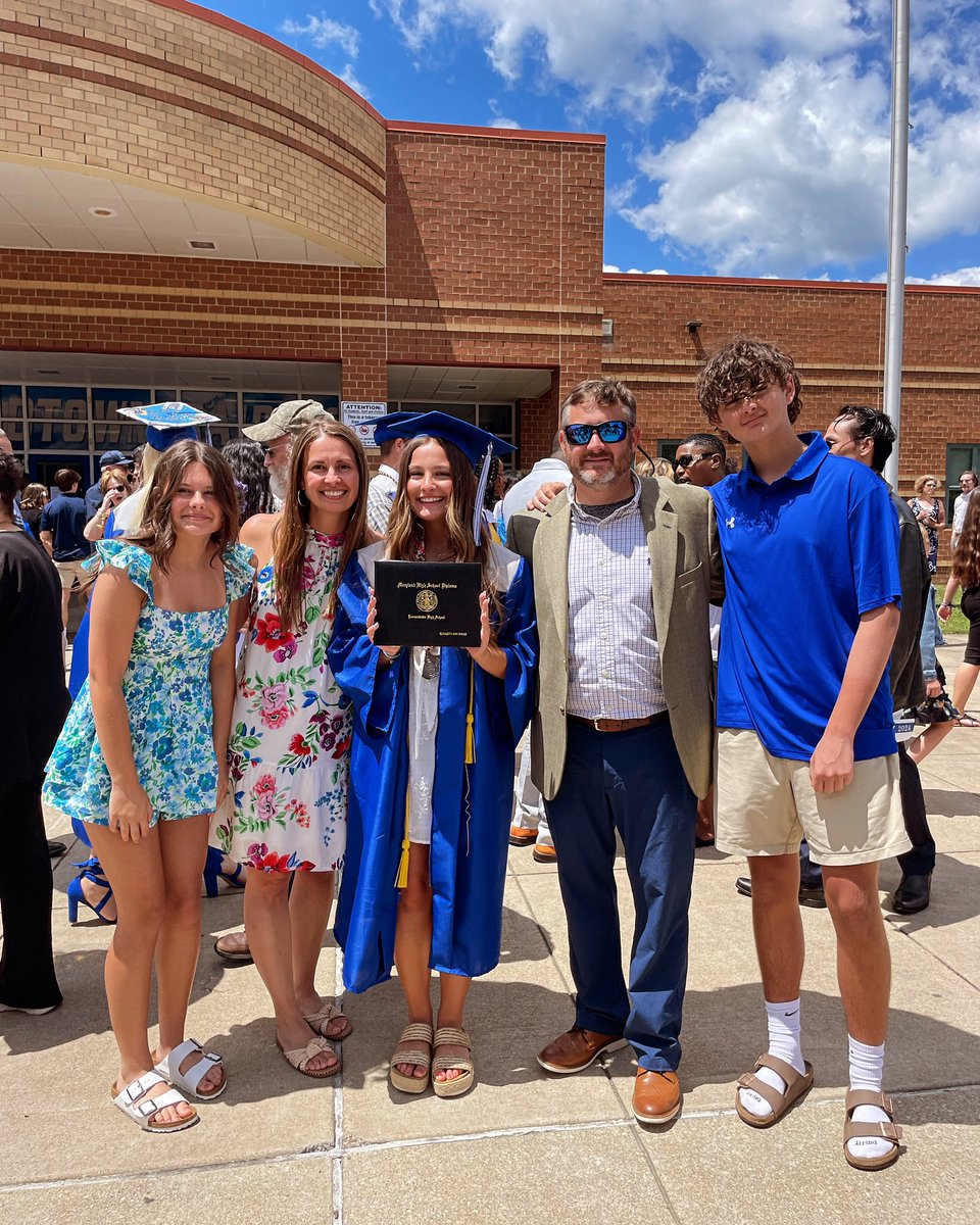 jchilds20's tweet photo. That went way too fast! #wheremoongo #grad24 https://t.co/meFpvFEWpd