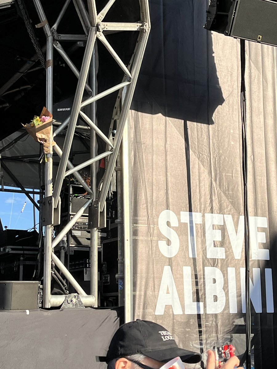 Un ram de flors a l’escenari Steve Albini del Primavera Sound, per recordar el músic de Chicago.