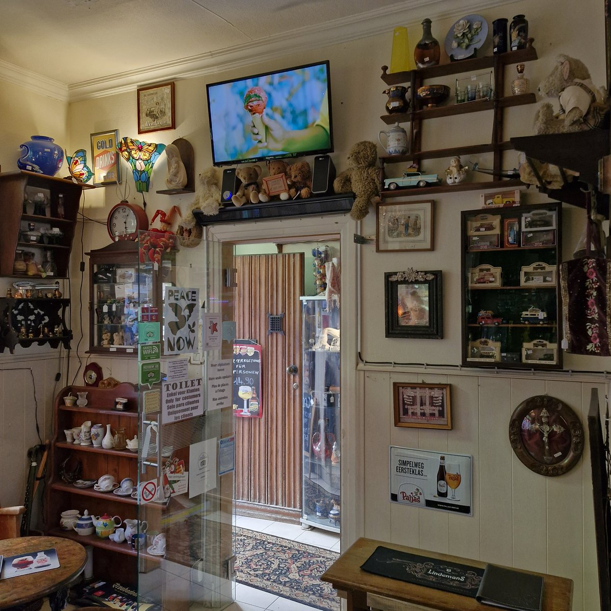 5th & final stop = Yesterday's World - part antique shop, part bar. Beer list here is still pretty decent and the surroundings are quirky & full of interest, making for a good place to visit.