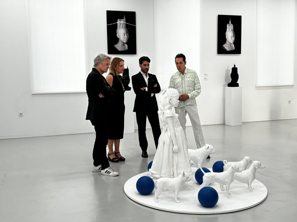 El concejal de Cultura e Identidad, <a href="/DiegoAviles_/">Diego Avilés</a>, ha visitado esta tarde la nueva muestra de Nadín Ospina, 'La persistencia del deseo', que permanecerá en el Centro de Cultura Contemporánea Cárcel Vieja hasta el próximo mes de octubre.