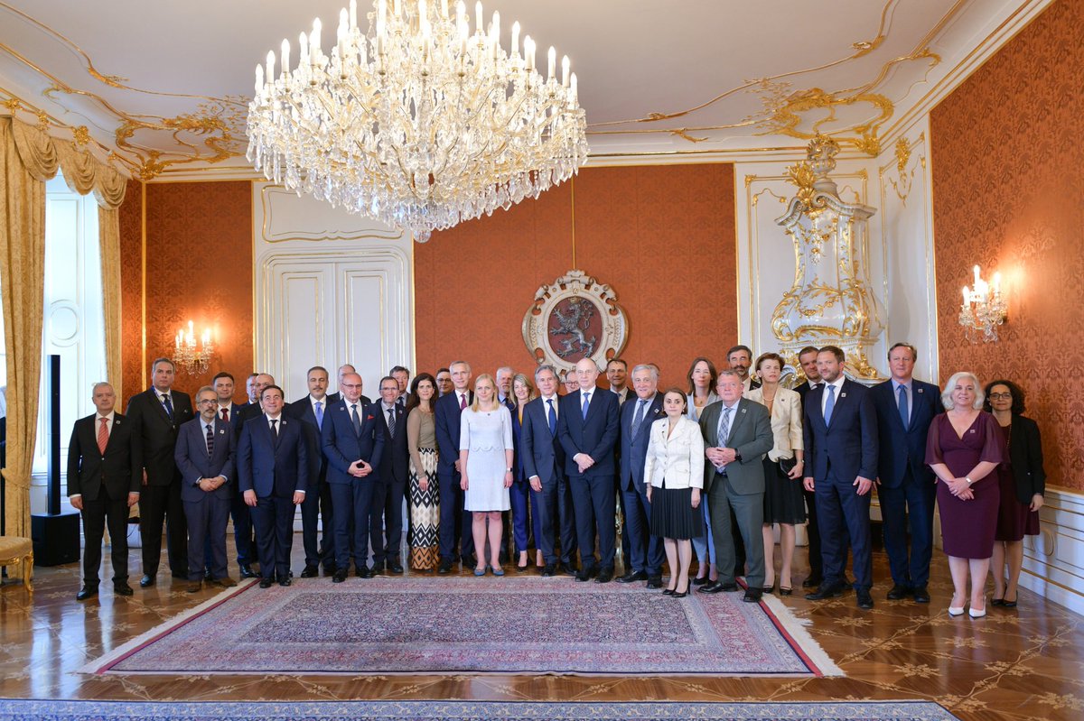 mzvcr's tweet photo. Ministři přijeli na Pražský hrad v předvečer ministeriády @NATO #iFMM. Přivítal je šéf naší diplomacie @JanLipavsky i @prezidentpavel. https://t.co/iG18i2v2LN