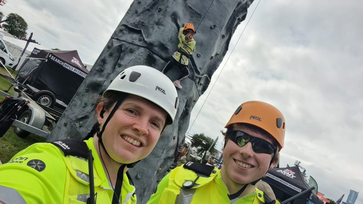 SJAEastCRU's tweet photo. Day 2 of the @SuffolkShow completed for our volunteers. During some downtime in the day, they swapped their cycle helmets for climbing hats &amp; bikes for diggers! They also demonstrated their skills in the cycle track. @BritishArmy @Diggerland_UK @stjohnambulance @SJAEast https://t.co/moueMCgGsj