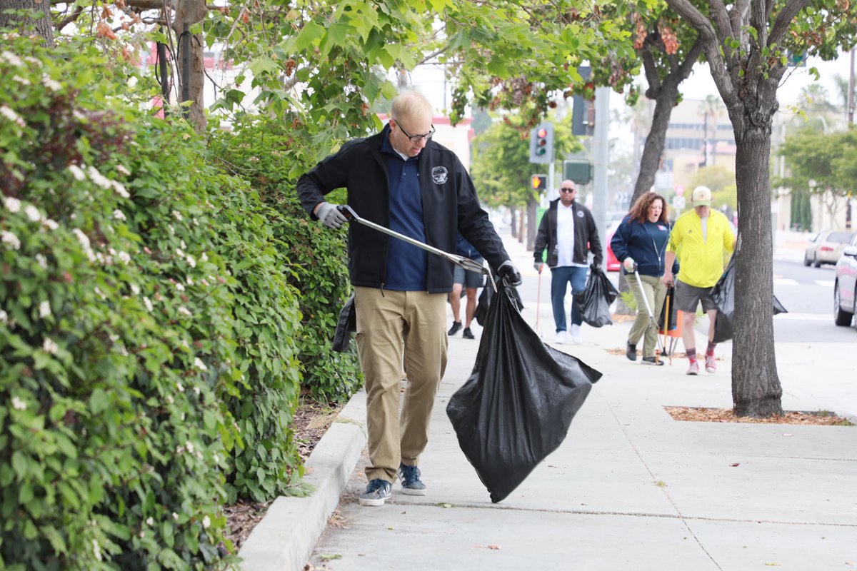 LongBeachMayor's tweet photo. #SpringCleaningLB is still going strong! Today, we joined the Cal Heights Clean Team with @cwmegankerr to cleanup along Atlantic, Wardlow, Orange, and other streets in the neighborhood.
If you want to get involved and help #KeepLBClean, they host an event every Thursday at 8 am in Cal Heights. Get more details at https://t.co/blNyHMb8rD.