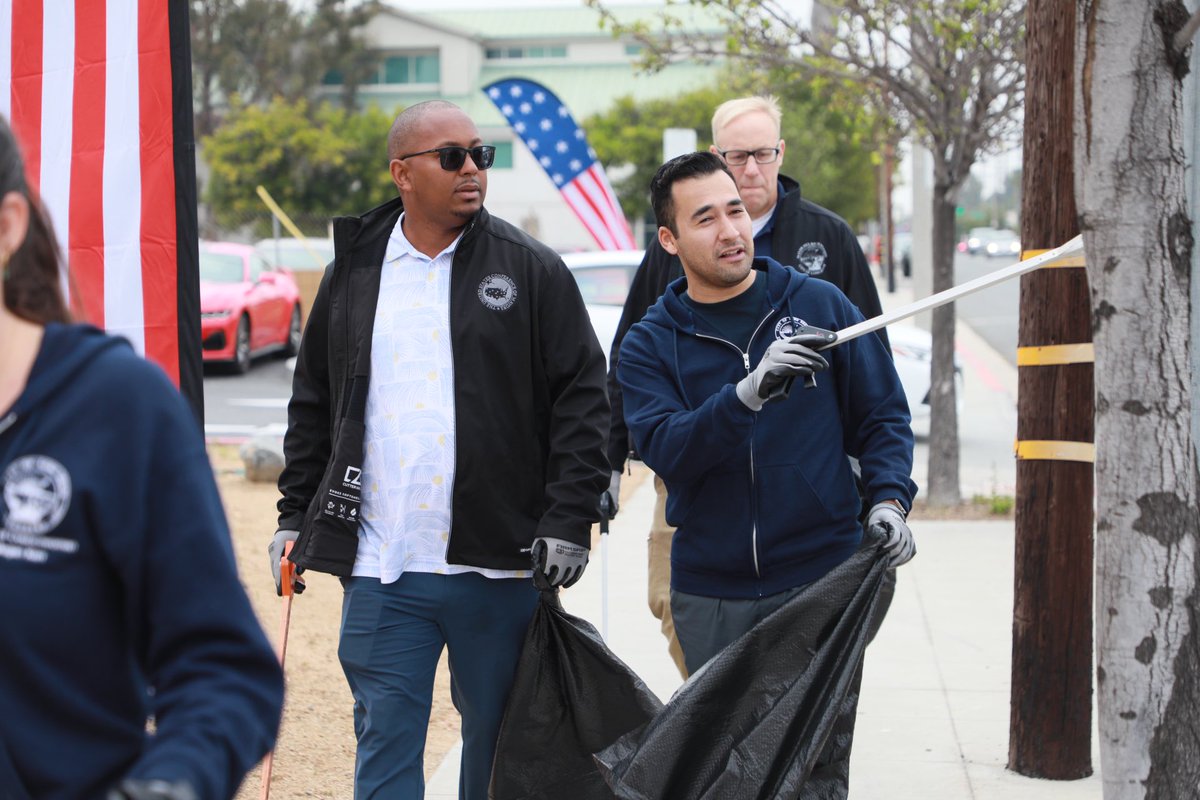 LongBeachMayor's tweet photo. #SpringCleaningLB is still going strong! Today, we joined the Cal Heights Clean Team with @cwmegankerr to cleanup along Atlantic, Wardlow, Orange, and other streets in the neighborhood.
If you want to get involved and help #KeepLBClean, they host an event every Thursday at 8 am in Cal Heights. Get more details at https://t.co/blNyHMb8rD.