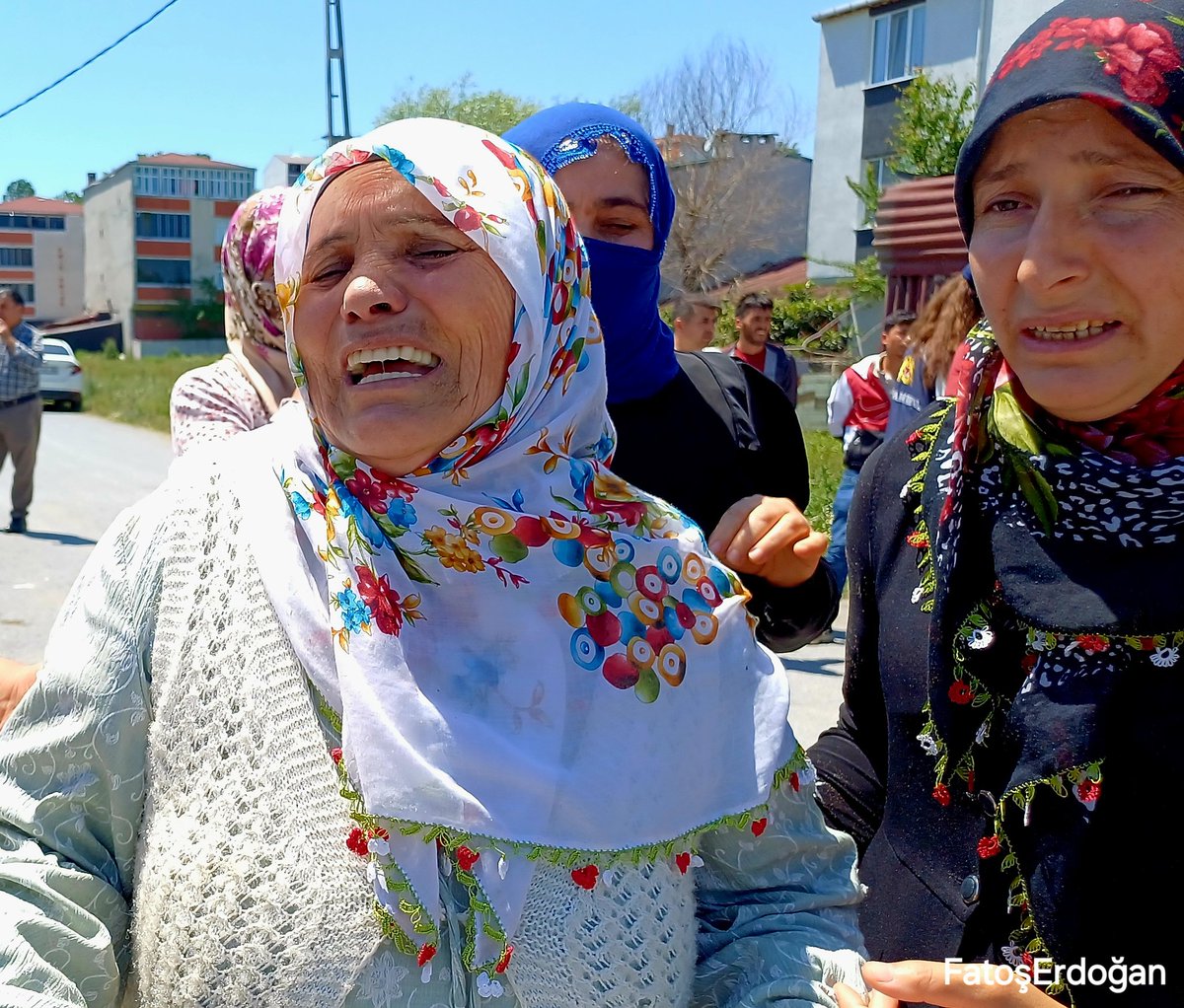 Saatlerdir Arnavutköy İmrahor'da insanları evlerinden atıp evlerini de başlarına yıkıyorlar. 
Biber gazı ile insanlara saldırıp gözaltına aldılar.

Rant uğruna mahalleleri yağmalanan imrahor'u yalnız bırakmayalım.

Ranta karşı omuz omuza!

(<a href="/puleragema/">Fatoş Erdoğan</a> 📸)

#Arnavutköy #imrahor