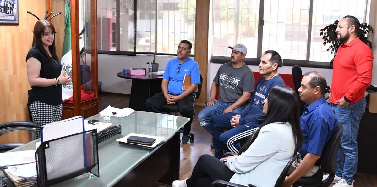 UJED_Oficial's tweet photo. #UJEDInforma La directora #CCHUJED, Sara Beatriz Gamero López, recibió a entrenadores de los selectivos que representarán a la #UJED en los XXI Juegos #CONADEMS 2024, que se realizarán del 16 al 21 de junio en la ciudad de Puebla. #SomosUJED https://t.co/xNEFHBSpmt
