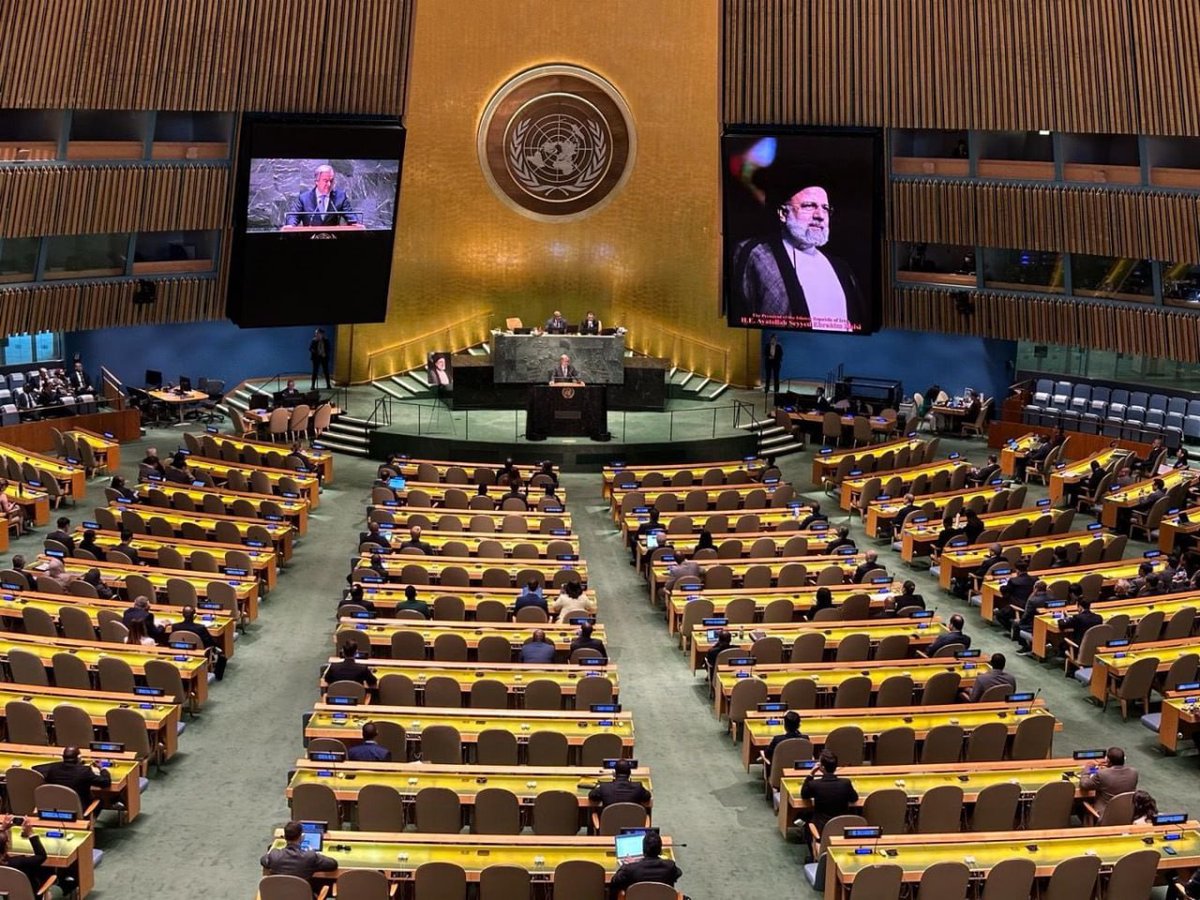 عزاداری صندلی‌های خالی سازمان ملل برای #رئيسی_جلاد۶۷ ! در ضمن همه نفرات جلو نیز از مقامات نظام هستند - ۱۰خرداد