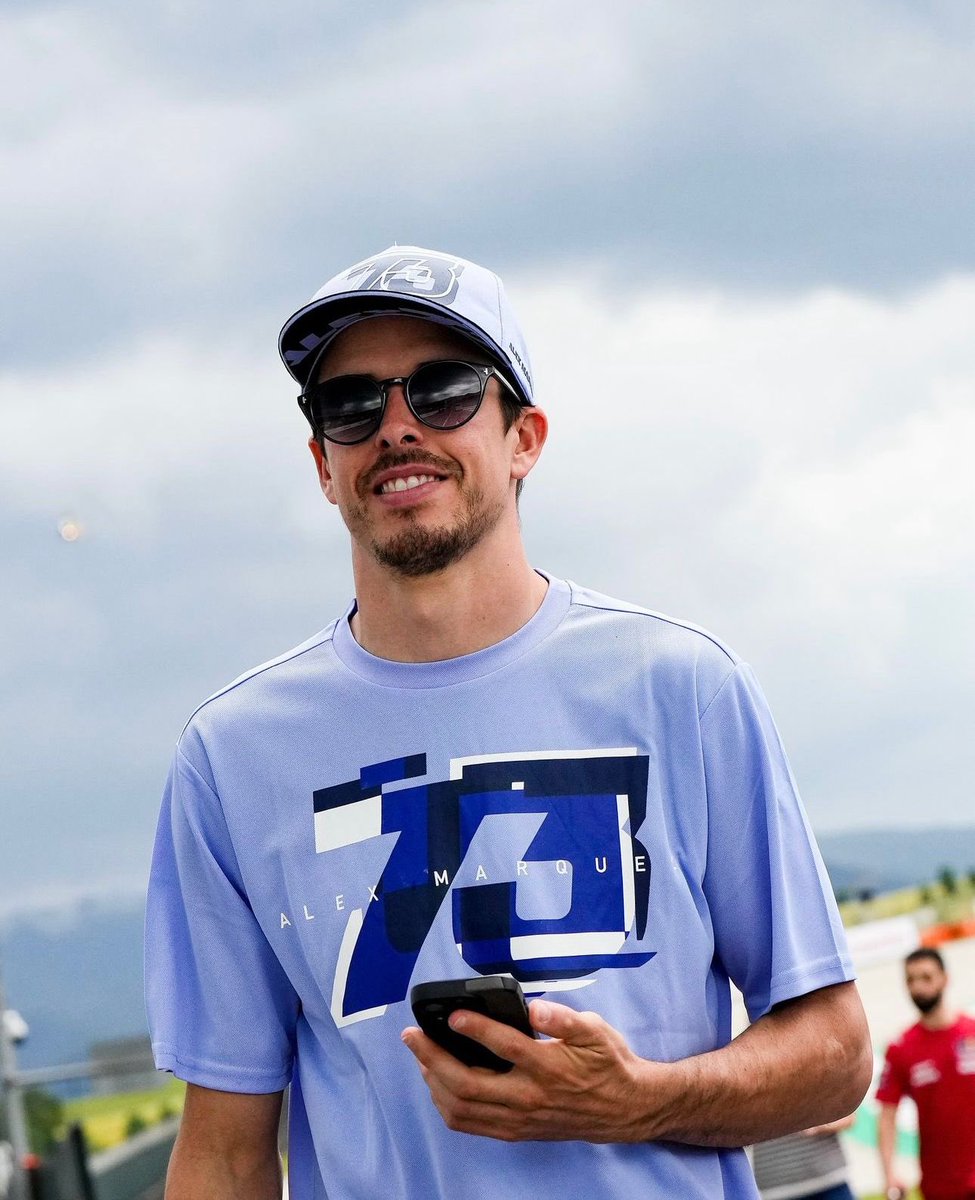 Que guapo es Alex con la camiseta de la nueva colección 👍 How handsome is Alex with the t-shirt from the new collection 👍