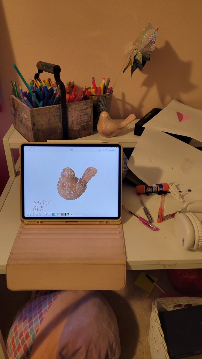 markeology's tweet image. I'm still obsessed with my 11 year old daughter's drawing style. She just drew this bird statue that's sitting on her desk.