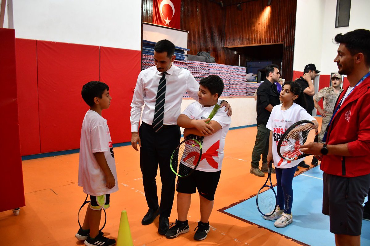 islahiyekymkmlk's tweet photo. 🎾🎸📚🏊‍♂️İslahiye Gençlik Merkezimiz tüm imkanlarıyla gençlerimizi bekliyor.

🇹🇷Kaymakamımız Sn. Mehmet SOYLU gençlik merkezimizde yetkililerden bilgi aldıktan sonra gençlerimizle bir araya geldi. https://t.co/RjXVslmY7I