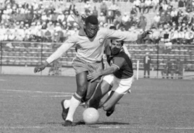 Un día como hoy pero de hace 62 años PELE le hizo un golazo a México en la Copa del Mundo. 30 mayo 1962 Mundial Brasil 2-0 México Al minuto 73, Pele tomó la pelota fuera del área grande y se enfiló a la meta mexicana. Con fintas y dribles se quitó a 5 mexicanos y marcó el 2-0!