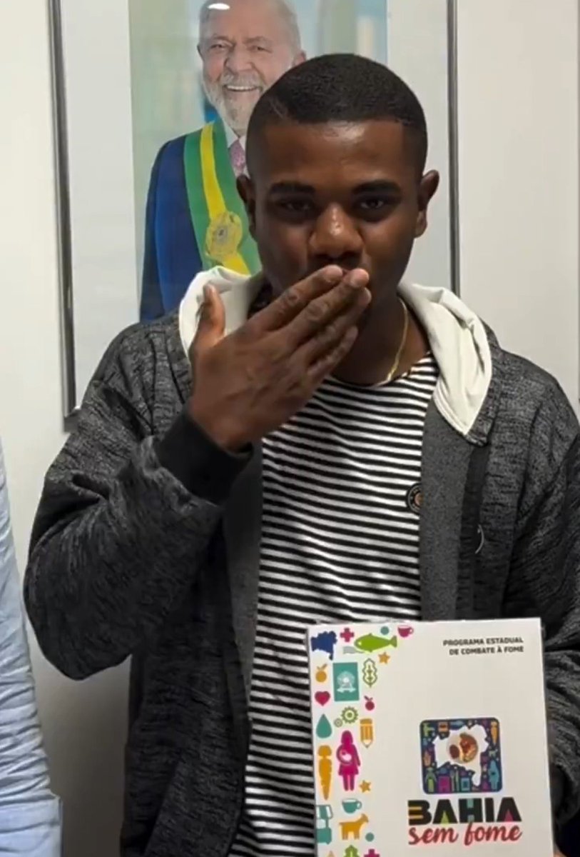 ATENÇÃO: o Davi do BBB24 "assumiu um cargo" no governo do PT da Bahia. Ele será o garoto propaganda da campanha "Bahia Sem Fome". Aí está ele, todo feliz diante da foto do presidente Lula. A gadaiada racista vai dar chilique, mas o garoto mandou bem! Parabéns, Davi!