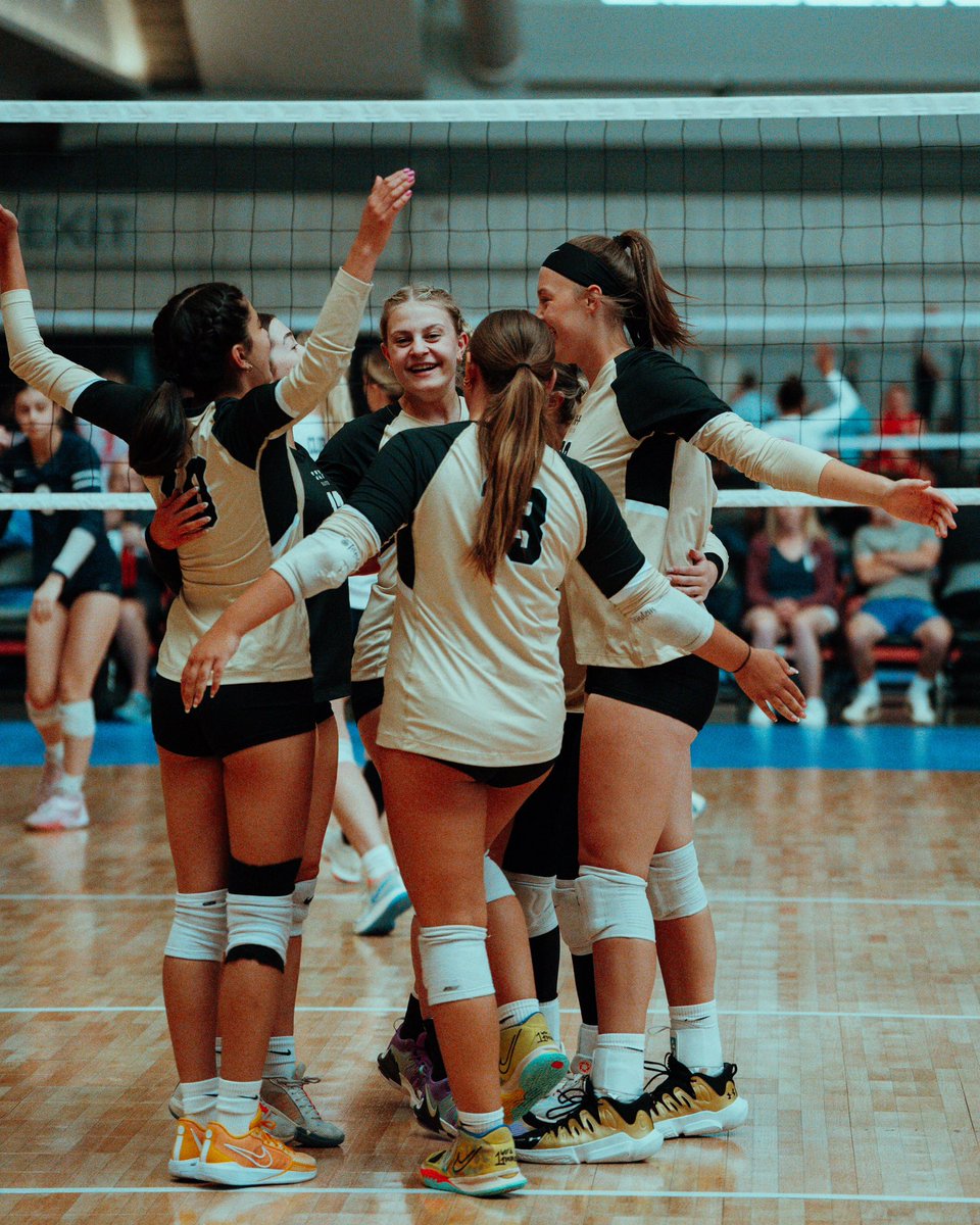 Coach_Sirianni's tweet photo. @ljacobs_32 @SirianniJordan @skydevelopment_ @Abby_Tucker2025 @ZoeRinger4 @AvaPintado 

Congratulations to SkyElite Volleyball 17 Black team.   Qualified for USA Girls National Championships in Las Vegas.  July 3-6.  
Going be a fun time!!!! https://t.co/62BZ5sw9RD