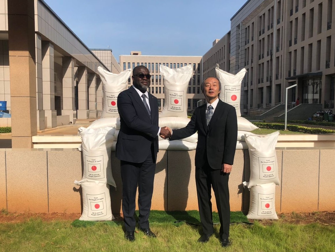 AmbJaponCITGNE's tweet image. Parallèlement, nous avons procédé à la remise officielle de l’Aide Alimentaire KR en cette même solennelle journée✨Ce KR, au titre de l’année fiscale 2022, d’un montant de 350 millions de yens, soit environ1,4 mds de FCFA a permis l’achat de 3 634 tonnes de riz🇹🇬🇯🇵
#PDES #KR