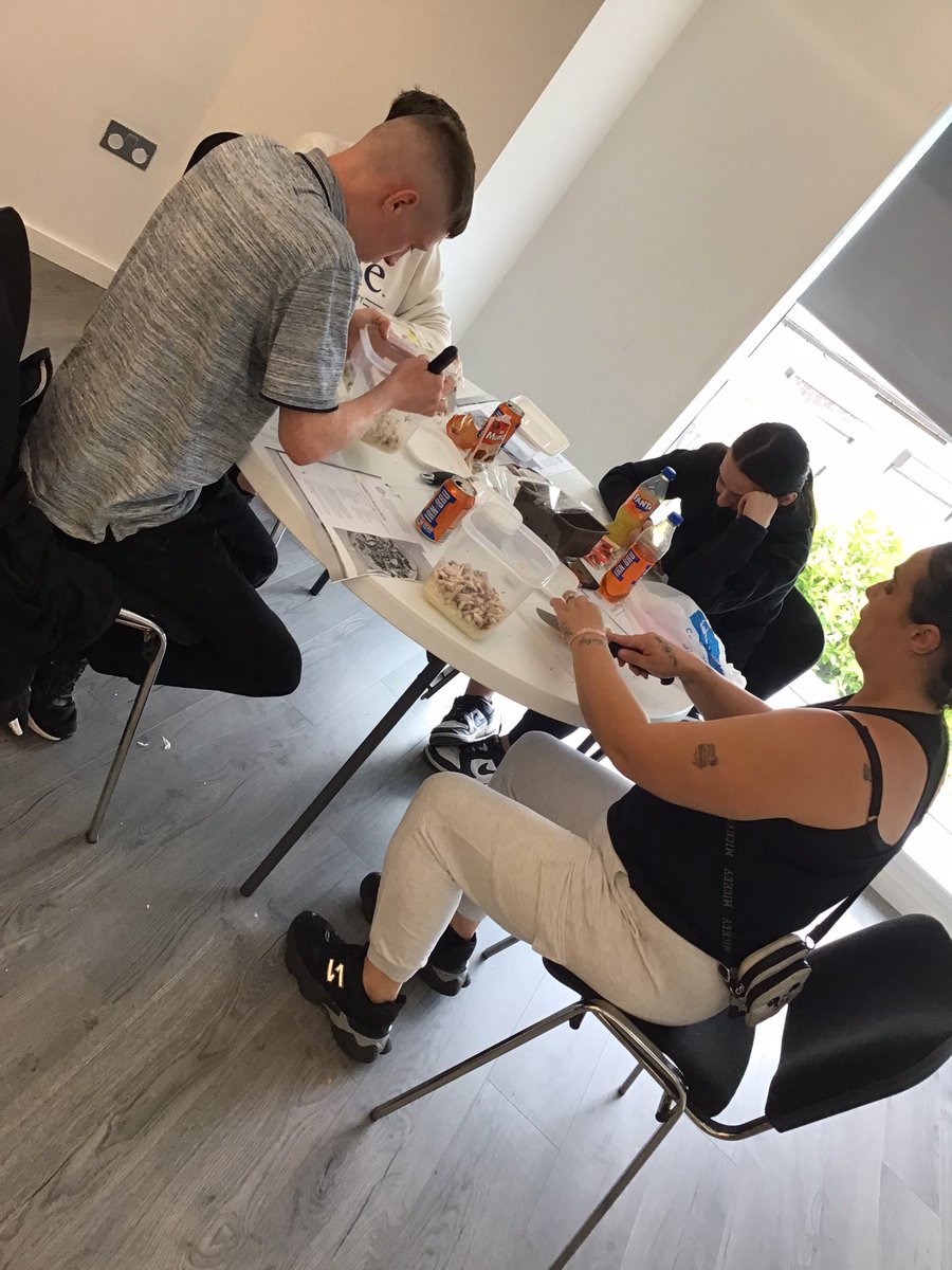 NLFamilyLearn's tweet photo. In the NCT Centre, Newmains the @NLFamilyLearn & @NLCAdultLearn Sum It Up Slow Cookery Group the learners prepared spaghetti bolognese and used shopping apps to price compare cost of ingredients #Numercy #Budgeting @InglisLesley236 @Fergusliz @nlcpeople https://t.co/mTLeO85IMl