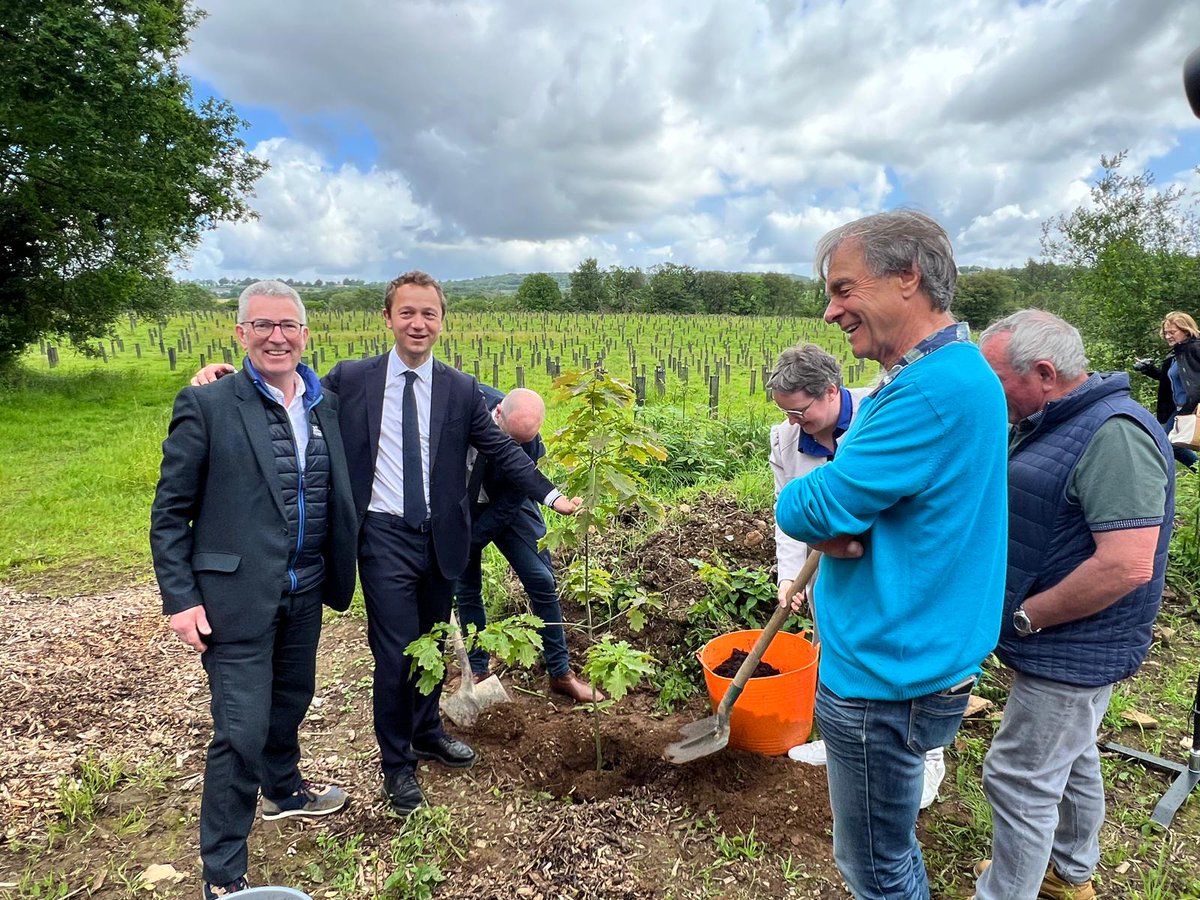 finistere_29's tweet photo. 🌳 Le Président @MaeldeCalan était à #Briec pour planter le dernier des 7 339 arbres financés par le Département.
🤝 Aux côtés des conseillers départementaux du canton de Briec @AmelieCaro_ et Raymond Messager et du Maire Thomas Férec, il a rappelé l’engagement du Département à travers son plan 500 000 arbres.
#Dep29 #Finistere