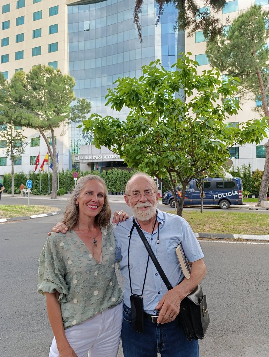 Enrique de Vicente y @crismartinj  tras el hotel donde está reunido el Rey de España Felipe con los del #clubBilderberg.
¿Dónde están los medios informando?