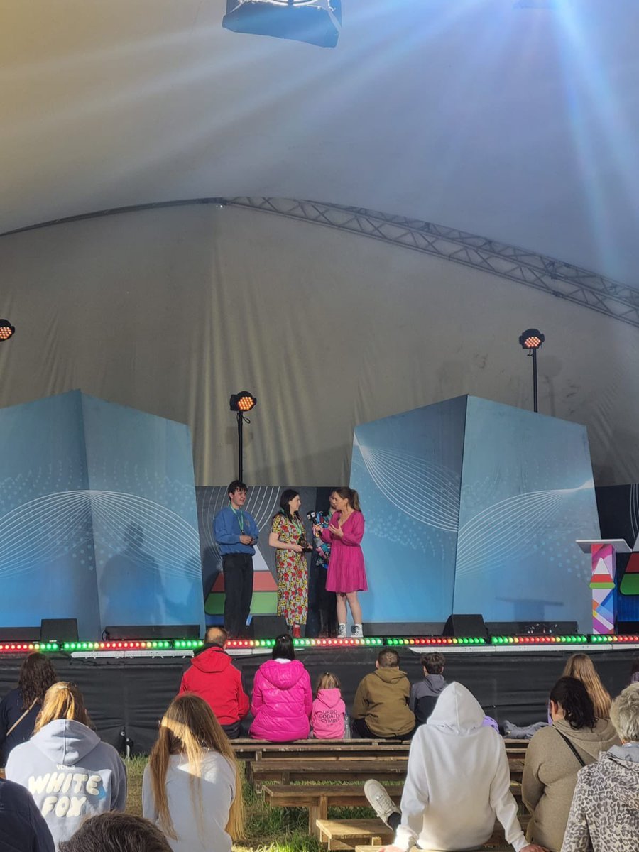 Llongyfs enfawr unwaith eto i Alys yn <a href="/EisteddfodUrdd/">Eisteddfod yr Urdd a’r Celfyddydau</a> - heddiw mae hi wedi ennill cystadleuaeth y Stand Yp am yr ail flwyddyn yn olynol! ⭐️ Huge congrats once again to Alys of year 12 at today’s #Urdd2024 on winning the Stand Up competition #cyfle #joio