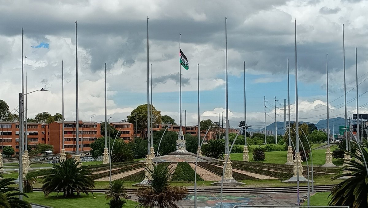 2000dePan's tweet photo. Que gran bandera la que está en el monumento de banderas.
#FREEPALESTİNE 🇵🇸 https://t.co/WF4xmwVFDG