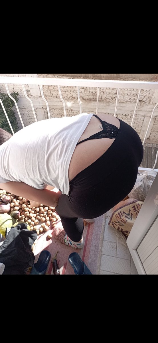 İşten çıktım eve gidiyordum bütün mahalle esnafı bizim evin altında oturmuş bizim balkona doğru bakıyolardı merak ettim neden bakıyorlar diye eve bir gittim baktım ki annem götünü onlara doğru dönmüş tangasıyla kendini mahalle esnafına sergiliyordu