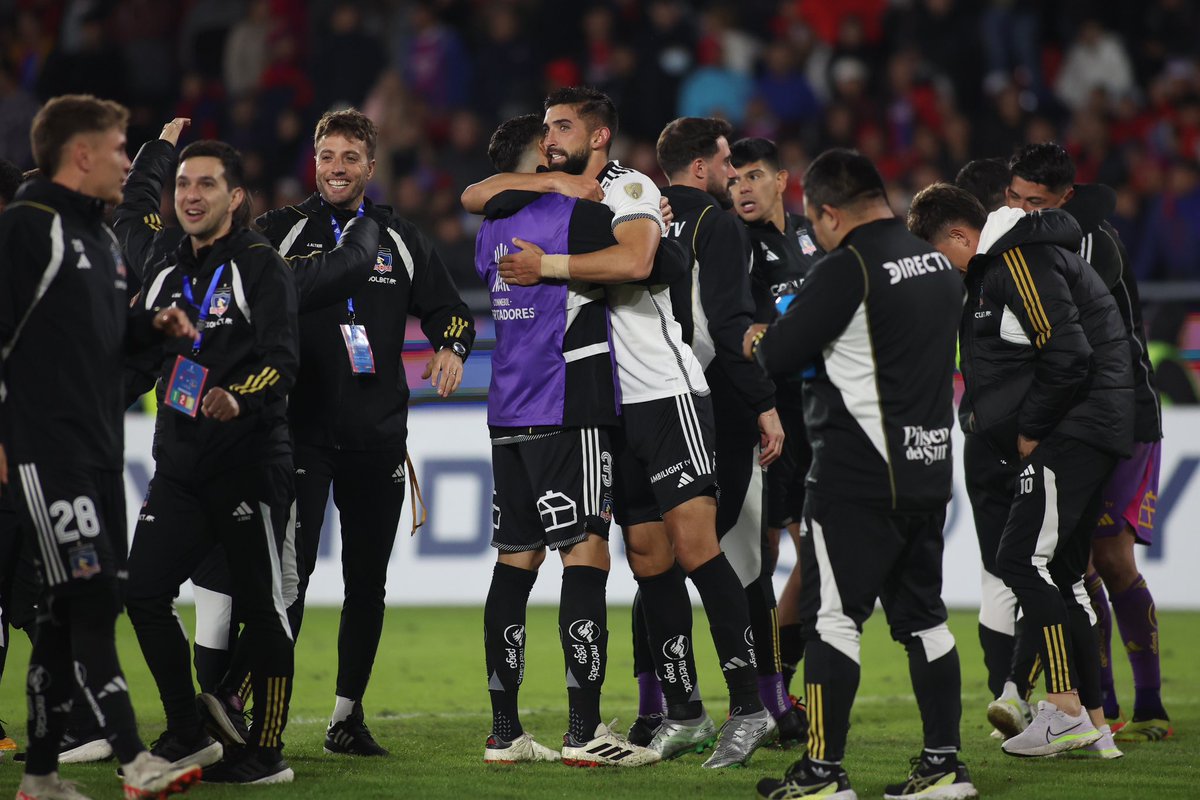 Noche de abrazos en Asunción 😁 ¡VAMOS COLO-COLO! ⚪️⚫️🤟🏼