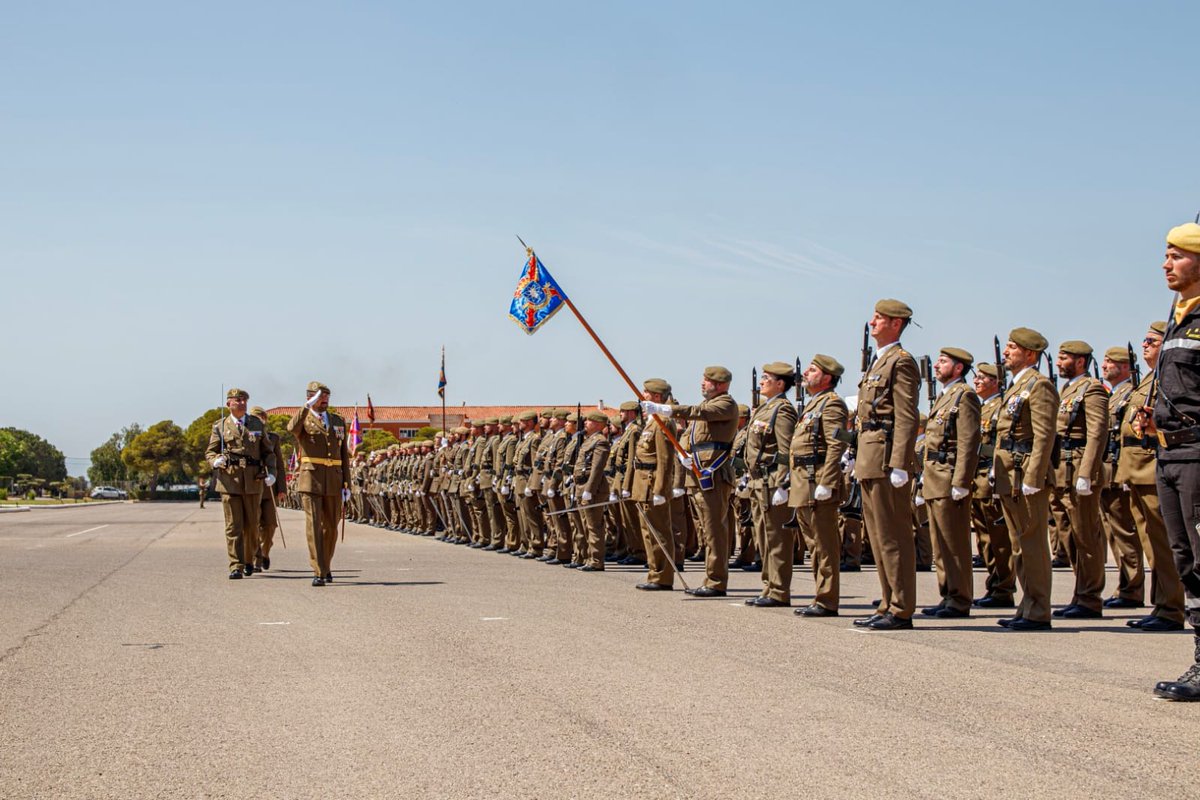 FUTER_ET's tweet image. Los componentes del Regimiento de Transmisiones Nº 21 #MATRANS han celebrado su Santo Patrón reforzando la cohesión y compañerismo, todo esto sumado a la motivación de servir a su Patria se unen de nuevo en un solemne acto por la advocación de San Fernando.
#LealtadyValor