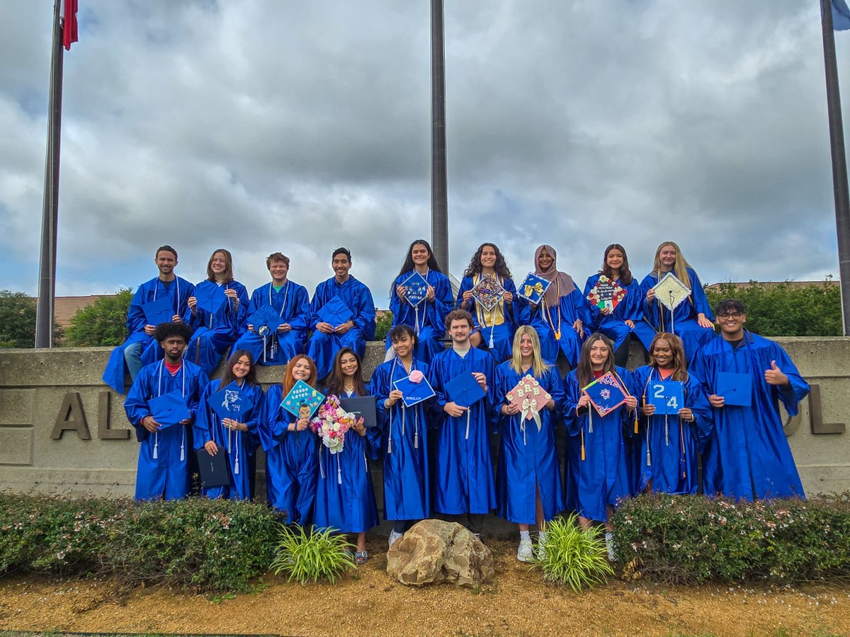 Allen_ISD's tweet photo. Congratulations to these Allen High School grads who also graduated with an Associate's Degree from Collin College through the Dual Credit Program at Allen ISD! https://t.co/FfiNGYzkaP
