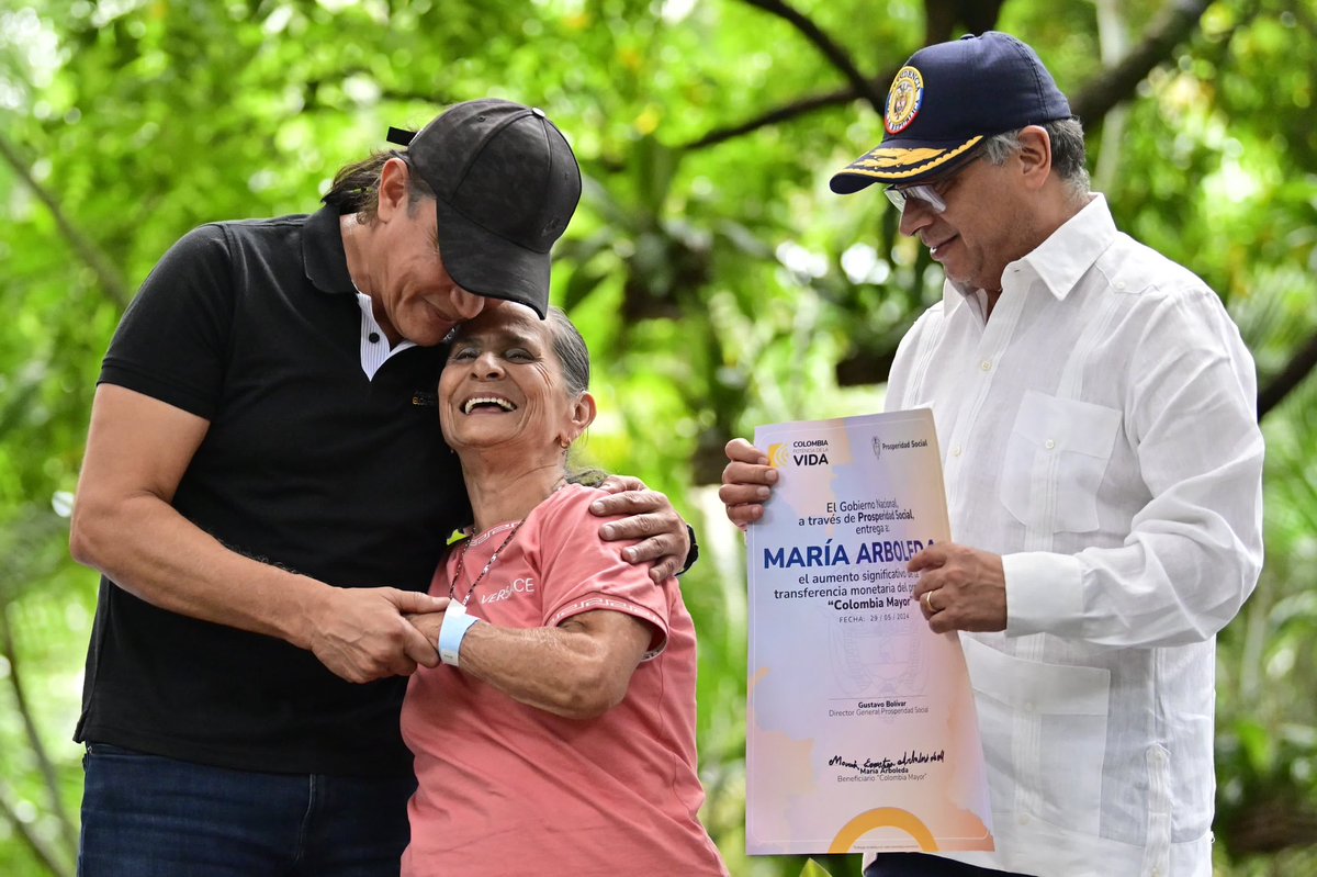 GustavoBolivar's tweet photo. Miles de viejos antioqueños recibieron  al presidente Petro quien lanzó en Medellín el aumento de casi el 300% en el subsidio para los adultos mayores de 80 años que pasó de 80 a 225 mil pesos. 
Otra promesa cumplida.
El #CambioPorLaVejez avanza https://t.co/bxa6Q6ciqX