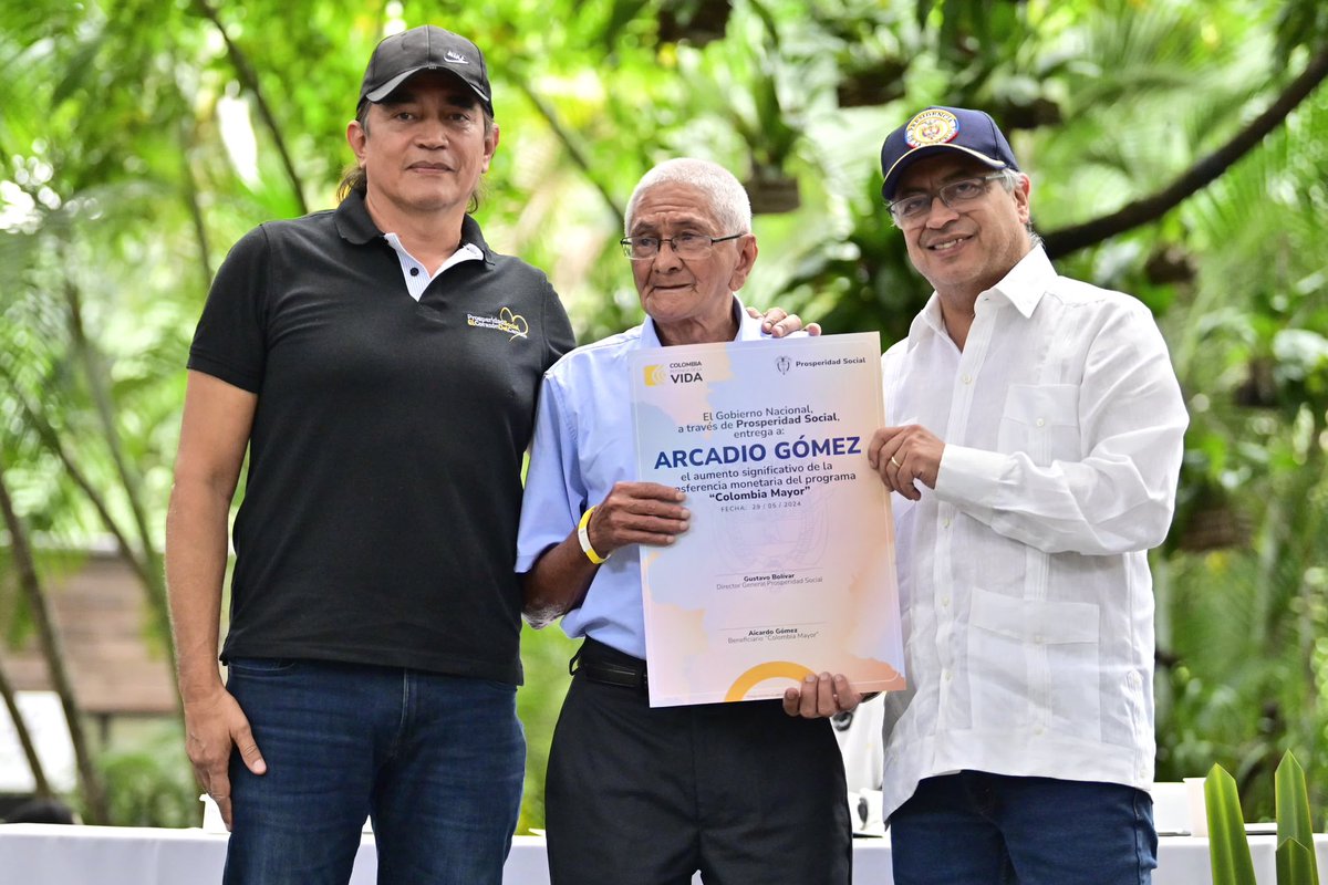 GustavoBolivar's tweet photo. Miles de viejos antioqueños recibieron  al presidente Petro quien lanzó en Medellín el aumento de casi el 300% en el subsidio para los adultos mayores de 80 años que pasó de 80 a 225 mil pesos. 
Otra promesa cumplida.
El #CambioPorLaVejez avanza https://t.co/bxa6Q6ciqX