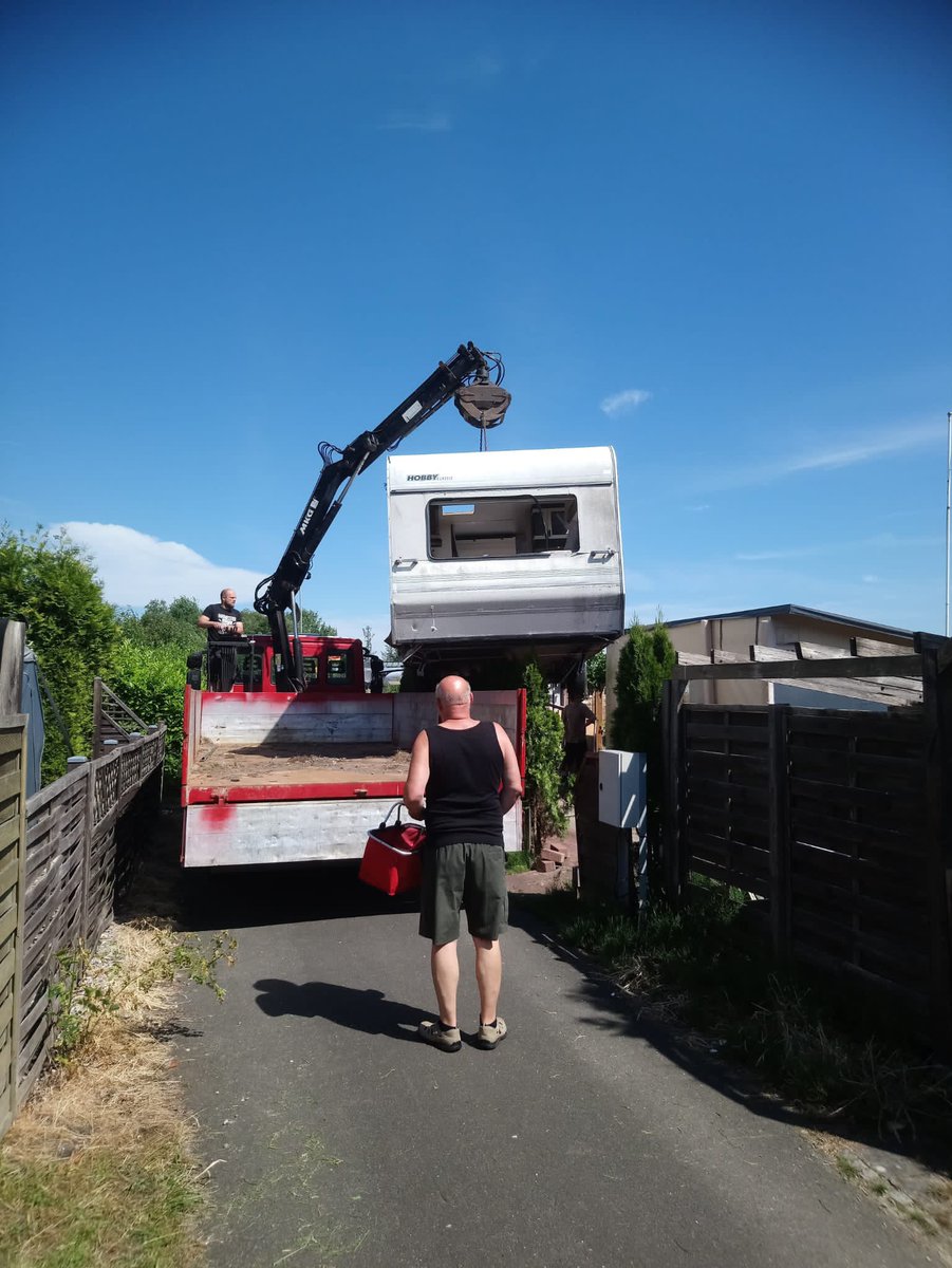 Es. Ich kann den endlich zeigen. Vorher habe ich den übrigens  vor ein paar Jahren offiziell übernommen. Mit dem Ruf. Mülltonnen „Platz“ sehr großen Teil alleine erledigt.der Wohnwagen damals. Der platzwart sagte. Bau alles aus. Ich erledige den Rest .
