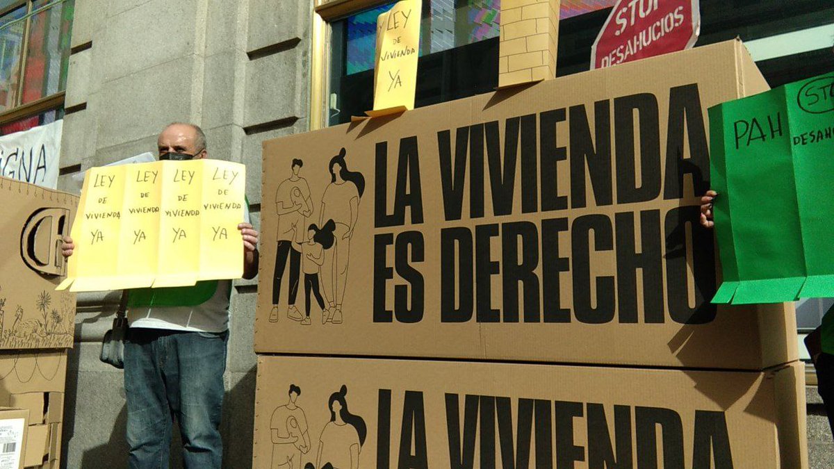 Además: qué pasa con la moción del año 2019 por la que no se desahuciaría a familias vulnerables de una vivienda municipal? 
🫸 Quien debiera ofrecer alternativas a las familias en dificultades es quien desaloja! 

<a href="/astolfoto/">A.Astudillo</a>
#AytoMóstolesDesahucia 
fotonoticias.madridenaccion.org/el-ayunatmient…