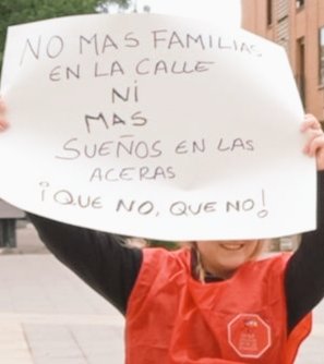Enésimo desahucio en Móstoles, uno de los municipios con más alto grado de desalojos de toda España 
y donde la gente se muere en los parques esperando una  solución habitacional 🖤  #NoSonMuertesSonAsesinatos