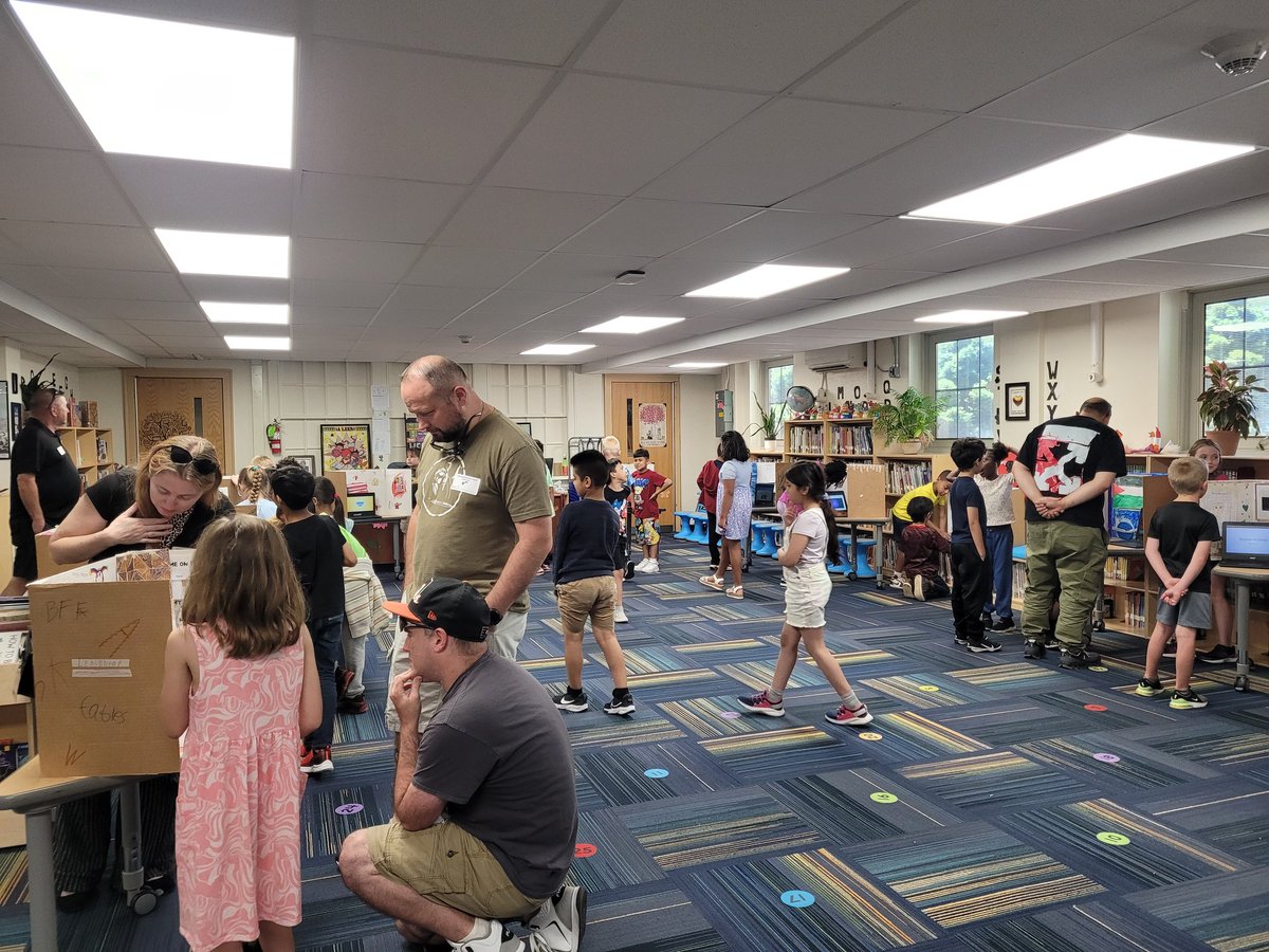 Slackwood Archivists Gallery Walk in action ! @mhayes611 @MuziLearningLab @KBurke4242 @SlackwoodSchool @LTPS1