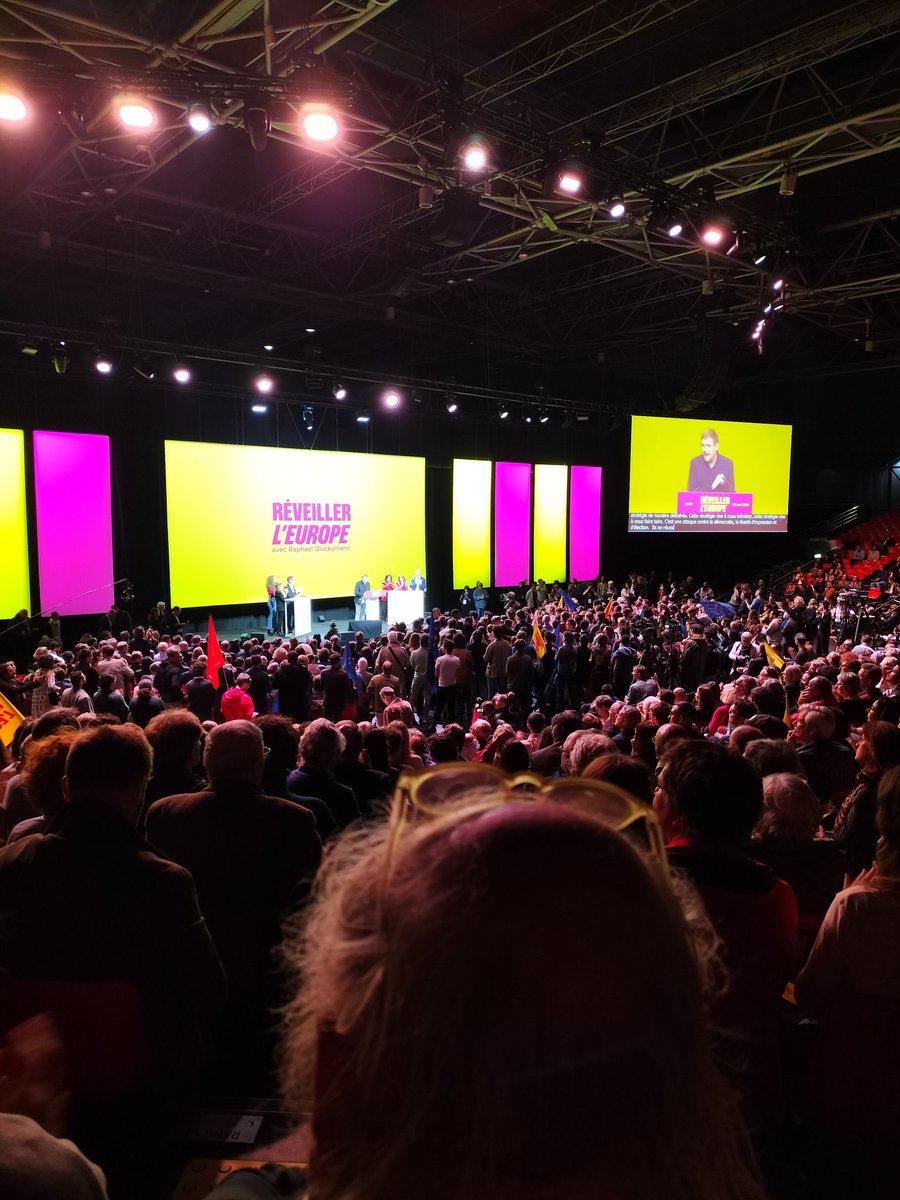 Plus de 4 000 personnes ce soir au #Zénith de Paris pour #reveillerleurope avec notre liste porté par @rglucks1