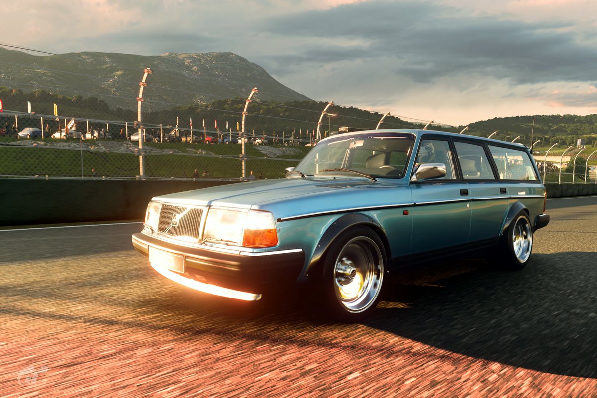 hazusukeyz's tweet image. Cool Volvo 240 SE Estate 
#volvo #estate #lowerd #sunrise
#PS5Share #GT7 #GranTurismo7 
#scapes #racephoto