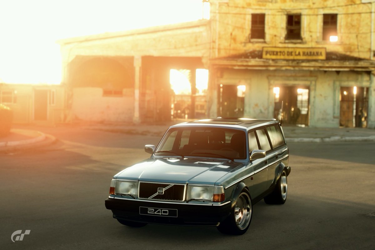 hazusukeyz's tweet image. Cool Volvo 240 SE Estate 
#volvo #estate #lowerd #sunrise
#PS5Share #GT7 #GranTurismo7 
#scapes #racephoto