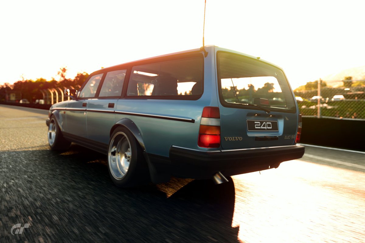 hazusukeyz's tweet image. Cool Volvo 240 SE Estate 
#volvo #estate #lowerd #sunrise
#PS5Share #GT7 #GranTurismo7 
#scapes #racephoto