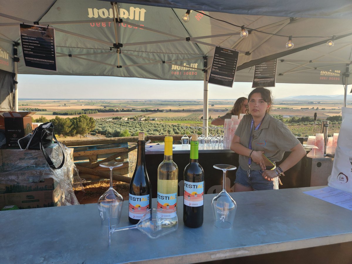 Calentando motores para la fiesta de inauguración del @Festial_ en el auditorio #CorazóndeLaMancha, en pleno cerro de los molinos de #AlcázardeSanJuan con los #VinosdeLaMancha @turismoclm @TurismoAlcazar @aytoalcazar #DenominacióndeOrigen #LaMancha @campoyalmaCLM