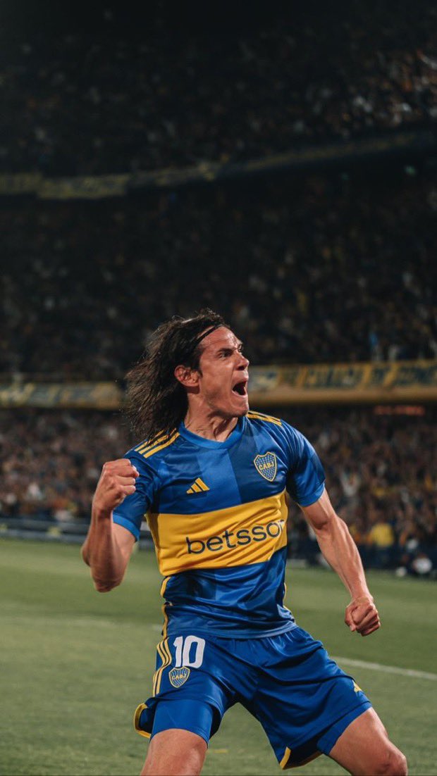 Augustocesar22's tweet photo. EDINSON CAVANI:
“Fueron sin dudas muchos años preciosos, tendría mil cosas para decir, contar y recordar, pero hoy quiero dedicarme a esta nueva etapa de mi carrera y dar todo donde me toca estar”.

COMPROMISO TOTAL CON BOCA. 

Algunos deberían aprender.

RESPETO. https://t.co/5gHZPB5tuF