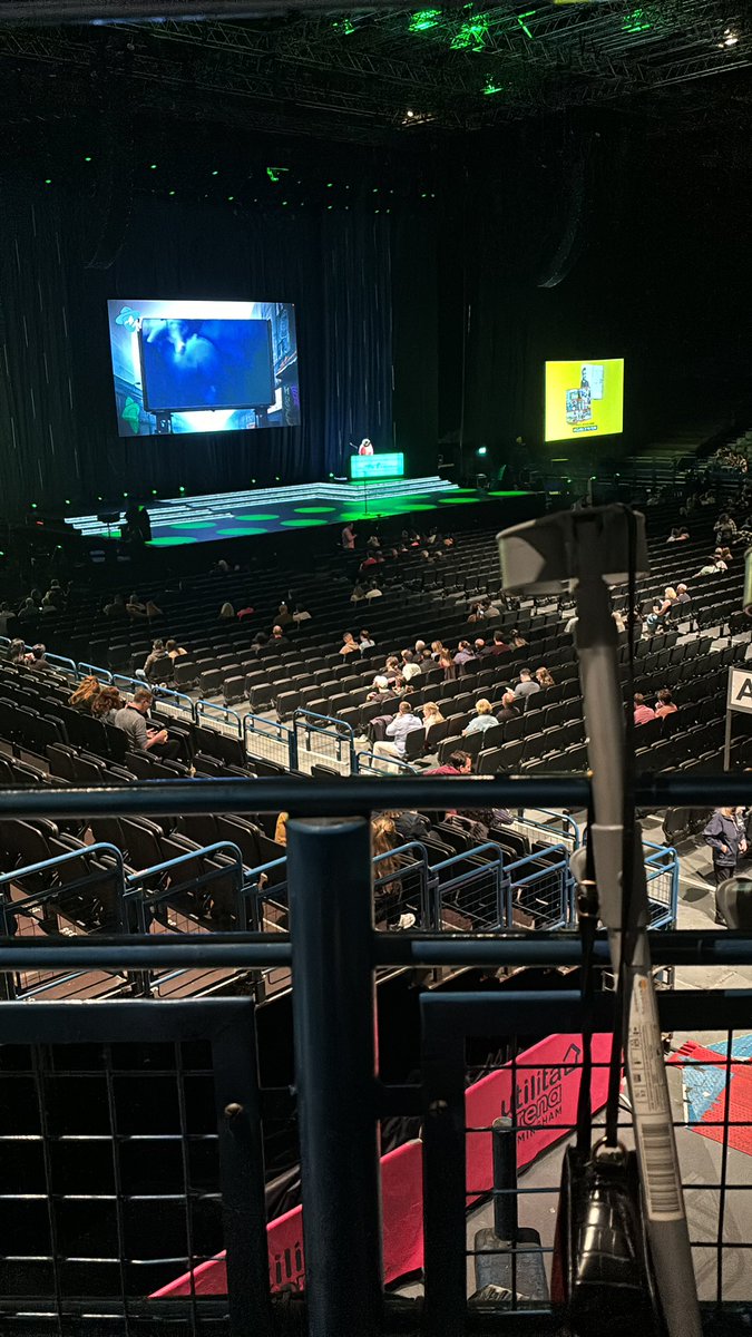 SweatD0gg's tweet image. Great seats 👍 God bless Being on crutches 🤣

#romesh