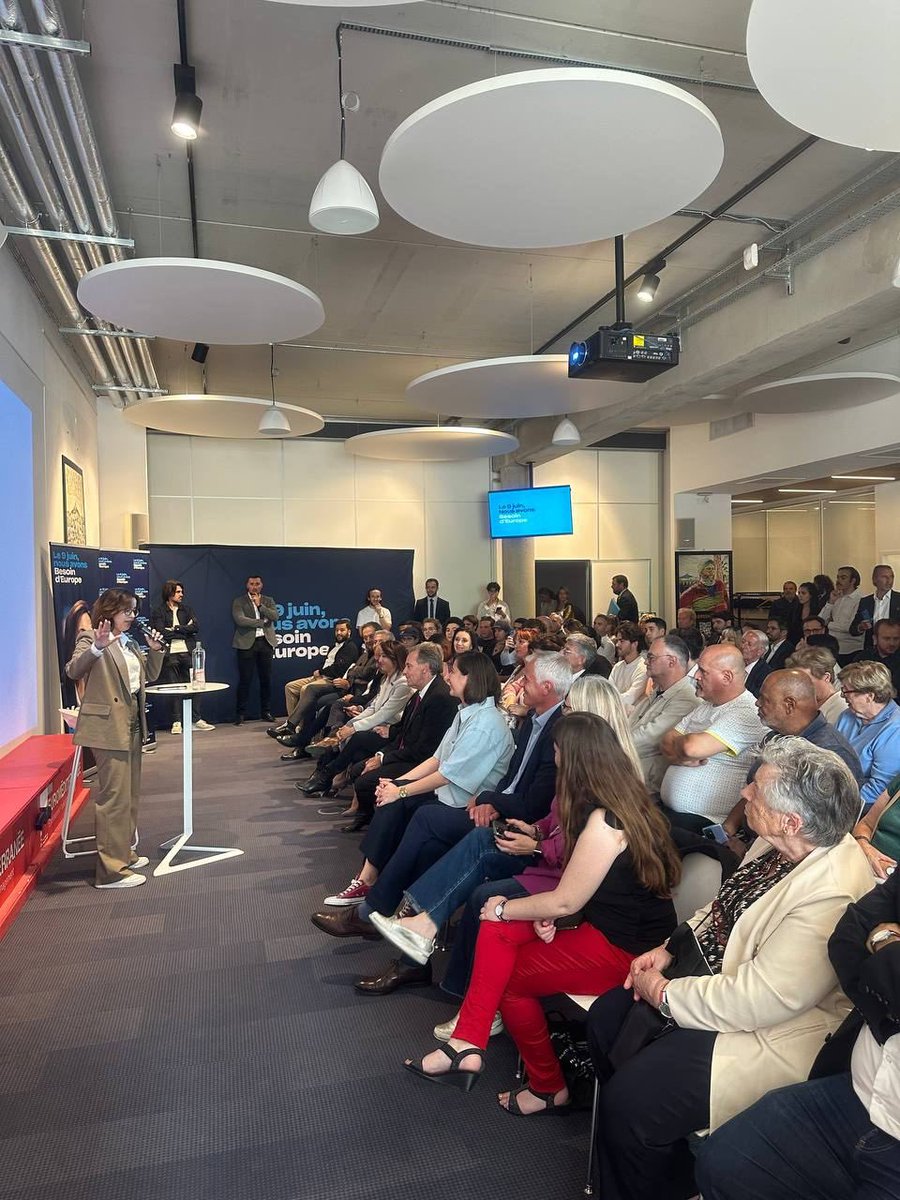 Ce soir à Marseille, les regards étaient tournés vers l’Europe ! En présence de nos candidats, et autour d’@Elisabeth_Borne et @SabrinaRoubache : instant de campagne avec nos militants courageux, nos élus et tous les pro-européens ! 🇪🇺 Oui, on a formidablement @BesoindEurope !