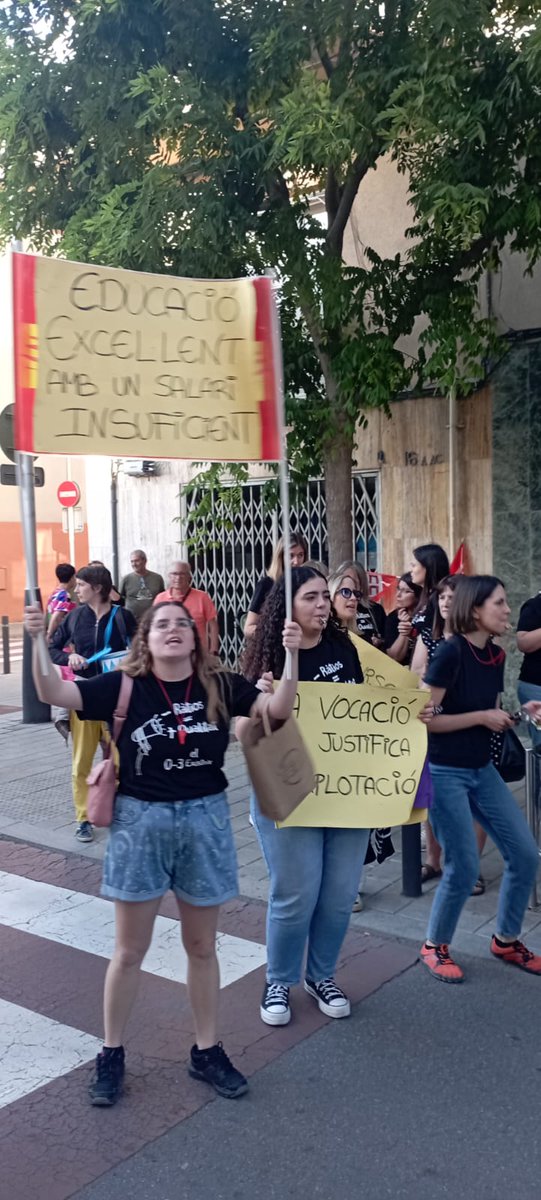 CCOOFundesplai's tweet photo. Tornem a concentrar-nos amb les treballadores de les EBM de #StJoanDespí davant de l'ajuntament per reclamar:

-Baixada de ratios
-Parella educativa
- +recursos per l'educació inclusiva 
- + recursos per la matrícula viva

Seguim!!! 💪🏽💪🏽 https://t.co/qw2DXvpiyj