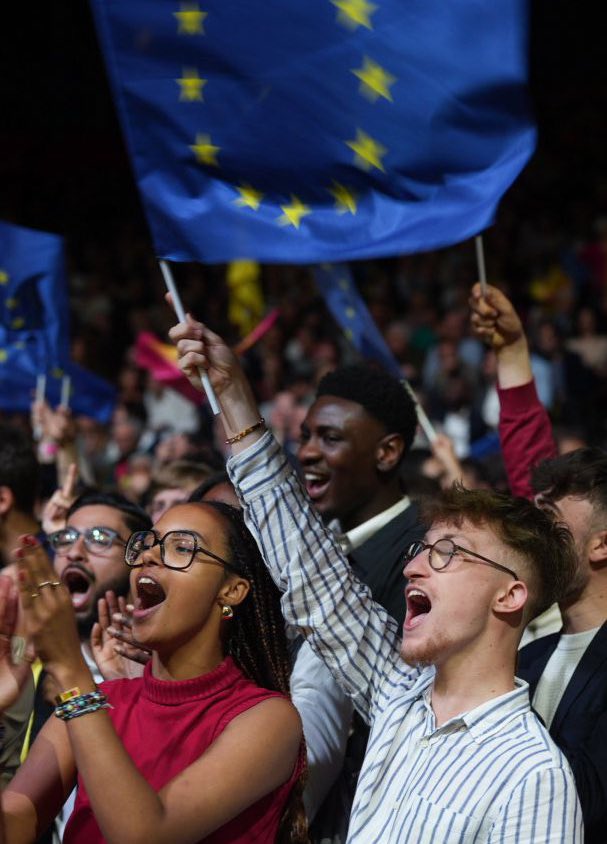 4 000 personnes au @Zenith_Paris pour le grand meeting de la liste #RéveillerLEurope ! 
Un succès ! 🤗

#JeVoteGlucksmann