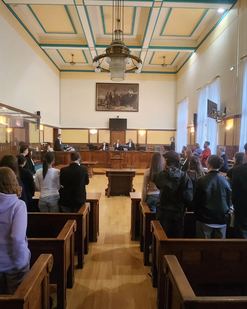cdiGDLTrg's tweet photo. Reconstitution d'audience pour les #élèves de 2de8 dans la salle d'assises du tribunal de Metz ! Les élèves ont joué les rôles de juge, procureur, avocat, prevenu, victime... d'un procès étudié tout au long de l'année. Bravo à tous ! Projet mené avec  @cdad_57 #justice #lycée https://t.co/EHPqstysJ5