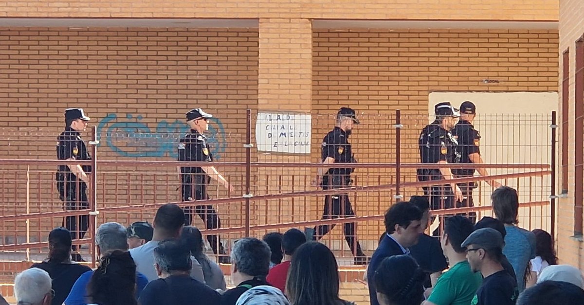 Son familias muy humildes que gritan: “Vergüenza me daría desahuciar a una familia” a la policía. Hemos vivido desahucios como el del bloque de #LaDignidad.
Luego Patxi falleció tras pasar 9 meses al raso esperando una vivienda. 
#AytoMóstolesDesahucia 
eldiario.es/madrid/policia…