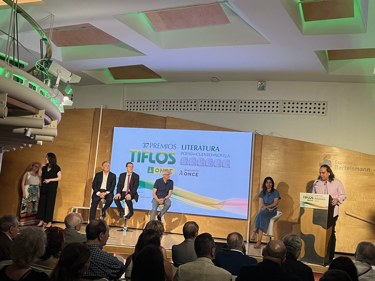 ONCE_oficial's tweet photo. Juan Carlos Méndez Guédez: ganador #PremiosTiflos cuento: “se escribe el libro porque quizás no sabemos contarlo de otro modo… la literatura es la canción de la vida “

@mendezguedez @G_Gutenberg @edhasaeditorial @RENACIMIENTOED https://t.co/jUdeCi39Ax