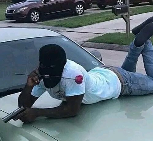 Re_Ac_Tor_MEME's tweet photo. Me outside her house since she don’t wanna text back https://t.co/81SKyyRl3L